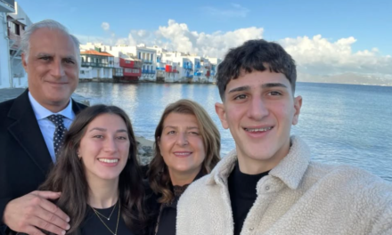 Το χριστουγεννιάτικο μήνυμα του Νίκου Γκέλου με την οικογένειά του