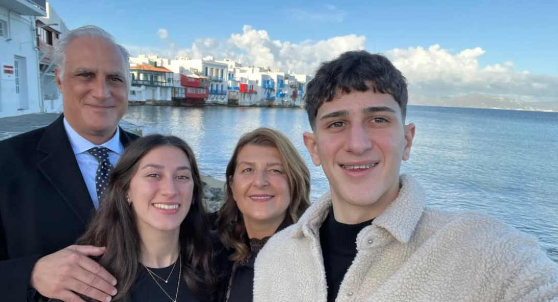 Το χριστουγεννιάτικο μήνυμα του Νίκου Γκέλου με την οικογένειά του