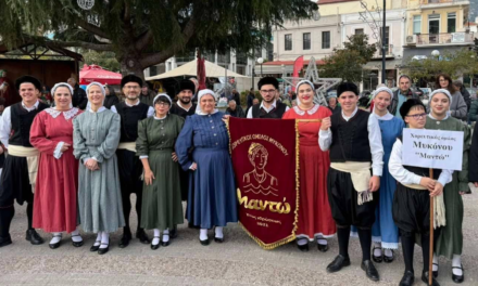 Η Μύκονος «ταξίδεψε» στην Καβάλα! – Ο Χορευτικός Όμιλος «Μαντώ» μάγεψε στο 3ο Χριστουγεννιάτικο Φεστιβάλ
