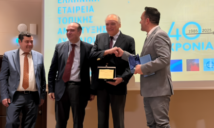 «Ο Κωνσταντίνος Κουκάς: Απένειμε τιμή στον Σπ. Σπυρίδων για τη διαχρονική προσφορά του στο Αιγαίο και την ΕΕΤΑΑ»