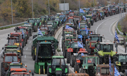 Ανεβάζουν τόνους οι αγρότες: Κατάληψη των γραφείων αποκεντρωμένης διοίκησης, στο Ηράκλειο – Προς επ’ αόριστον αποκλεισμό τελωνείων στη Β. Ελλάδα