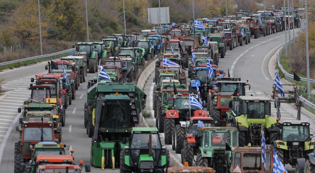 Ανεβάζουν τόνους οι αγρότες: Κατάληψη των γραφείων αποκεντρωμένης διοίκησης, στο Ηράκλειο – Προς επ’ αόριστον αποκλεισμό τελωνείων στη Β. Ελλάδα
