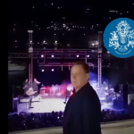 ΦΩΤΕΙΝΗ ΕΝΑΡΞΗ ΓΙΑ ΤΙΣ ΓΙΟΡΤΕΣ | Η Μύκονος Άναψε το Χριστουγεννιάτικο Δέντρο με «Μαγική» Συναυλία του Πάνου Μουζουράκη (VIDEO)