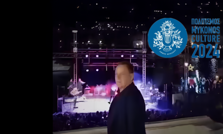 ΦΩΤΕΙΝΗ ΕΝΑΡΞΗ ΓΙΑ ΤΙΣ ΓΙΟΡΤΕΣ | Η Μύκονος Άναψε το Χριστουγεννιάτικο Δέντρο με «Μαγική» Συναυλία του Πάνου Μουζουράκη (VIDEO)