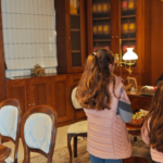 Ο Ηγούμενος Αλέξιος υποδέχθηκε τη νεολαία της Άνω Μεράς για τα χριστουγεννιάτικα κάλαντα στο ανακαινισμένο Αρχείο της Παναγίας Τουρλιανής