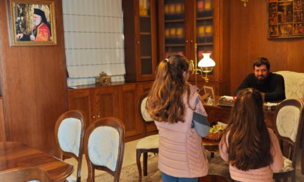 Ο Ηγούμενος Αλέξιος υποδέχθηκε τη νεολαία της Άνω Μεράς για τα χριστουγεννιάτικα κάλαντα στο ανακαινισμένο Αρχείο της Παναγίας Τουρλιανής