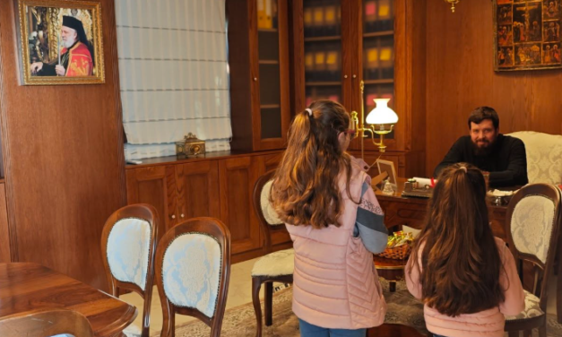 Ο Ηγούμενος Αλέξιος υποδέχθηκε τη νεολαία της Άνω Μεράς για τα χριστουγεννιάτικα κάλαντα στο ανακαινισμένο Αρχείο της Παναγίας Τουρλιανής