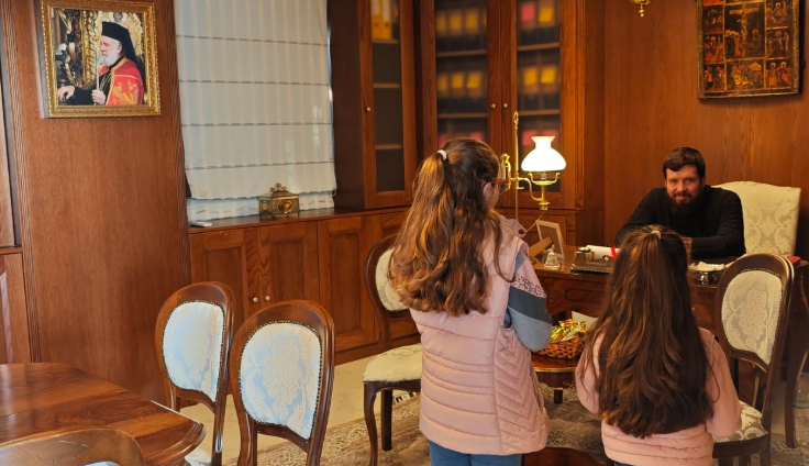 Ο Ηγούμενος Αλέξιος υποδέχθηκε τη νεολαία της Άνω Μεράς για τα χριστουγεννιάτικα κάλαντα στο ανακαινισμένο Αρχείο της Παναγίας Τουρλιανής