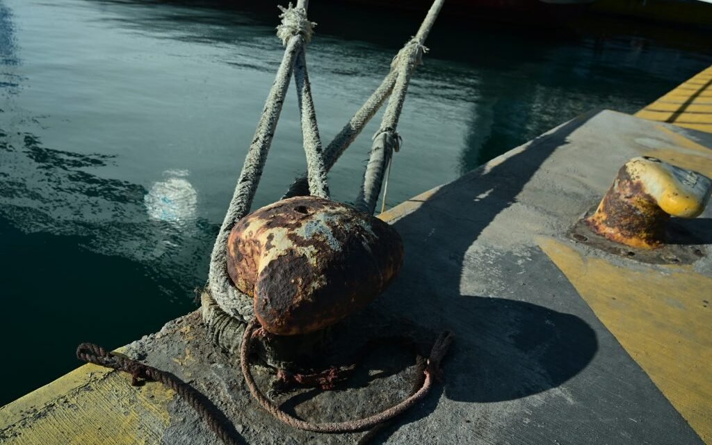 Δεμένα πλοία στον Πειραιά χωρίς επίσημο απαγορευτικό απόπλου: Ακυρώσεις δρομολογίων, ταλαιπωρία για τους ταξιδιώτες