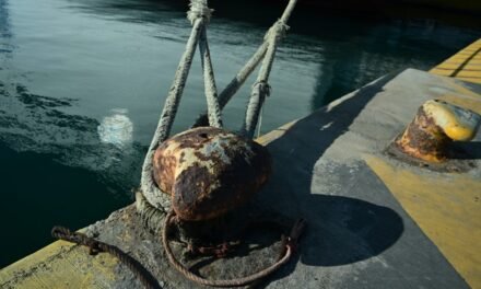 Δεμένα πλοία στον Πειραιά χωρίς επίσημο απαγορευτικό απόπλου: Ακυρώσεις δρομολογίων, ταλαιπωρία για τους ταξιδιώτες