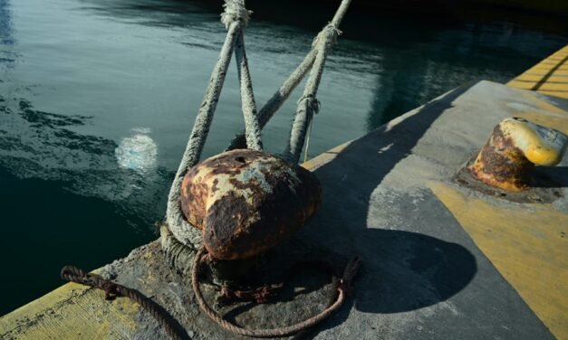 Δεμένα πλοία στον Πειραιά χωρίς επίσημο απαγορευτικό απόπλου: Ακυρώσεις δρομολογίων, ταλαιπωρία για τους ταξιδιώτες