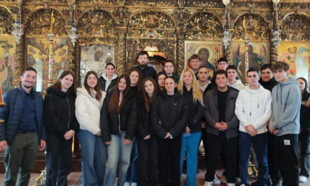 Ο Ηγούμενος π. Αλέξιος Παπαδόπουλος υποδέχθηκε τη μαθητιώσα νεολαία του ΓΕΛ Μυκόνου στην Παναγία Τουρλιανή