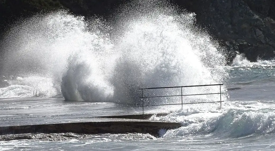 Κακοκαιρία: «Πολιορκία» 9 μποφόρ και χιόνια – Δεμένα πλοία, προβλήματα στις πτήσεις και πού έρχεται παγετός