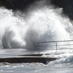 Κακοκαιρία: «Πολιορκία» 9 μποφόρ και χιόνια – Δεμένα πλοία, προβλήματα στις πτήσεις και πού έρχεται παγετός