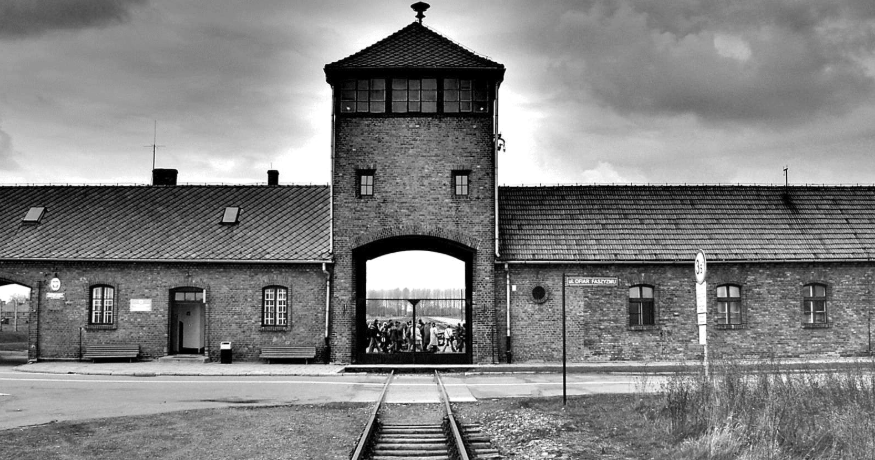 Κατερίνα Μονογυιού: Χρέος μας η διαρκής εγρήγορση ενάντια στη μισαλλοδοξία – Τιμούμε τα θύματα του Ολοκαυτώματος