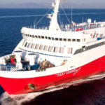 Έκτακτη επιστροφή πλοίου Fast Ferries Andros στο λιμάνι του Πειραιά για διακομιδή επιβάτιδας