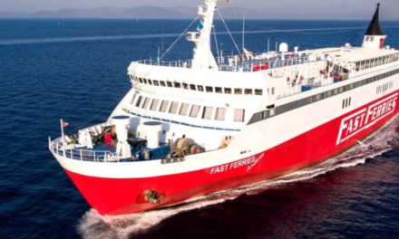 Έκτακτη επιστροφή πλοίου Fast Ferries Andros στο λιμάνι του Πειραιά για διακομιδή επιβάτιδας