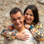 Το «CHECK IN για 2» του Μάκη Τσούφη έρχεται στην Μύκονο