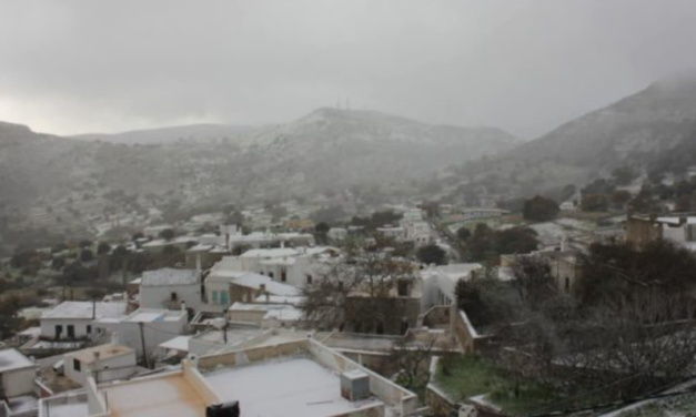 «Άσπρη μέρα» στα ορεινά της Νάξου την Πρωτοχρονιά – Ο χειμώνας έκανε αισθητή την παρουσία του (video)