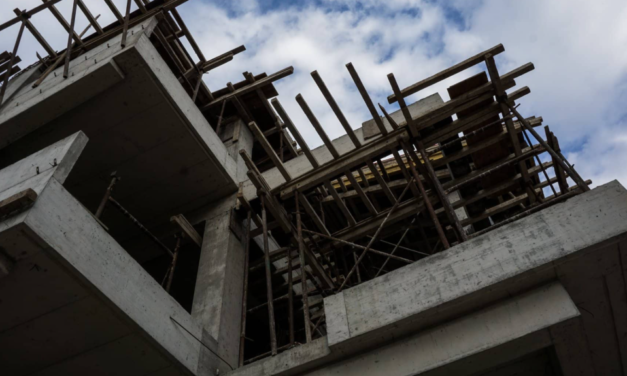 Συνελήφθη μηχανικός που επέβλεπε παράνομες οικοδομικές εργασίες