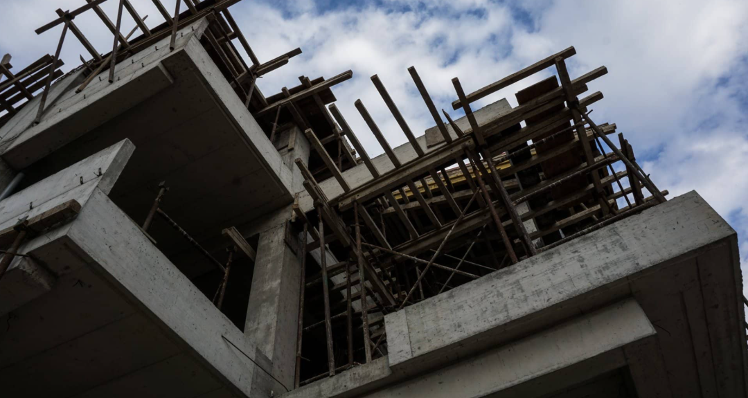 Συνελήφθη μηχανικός που επέβλεπε παράνομες οικοδομικές εργασίες