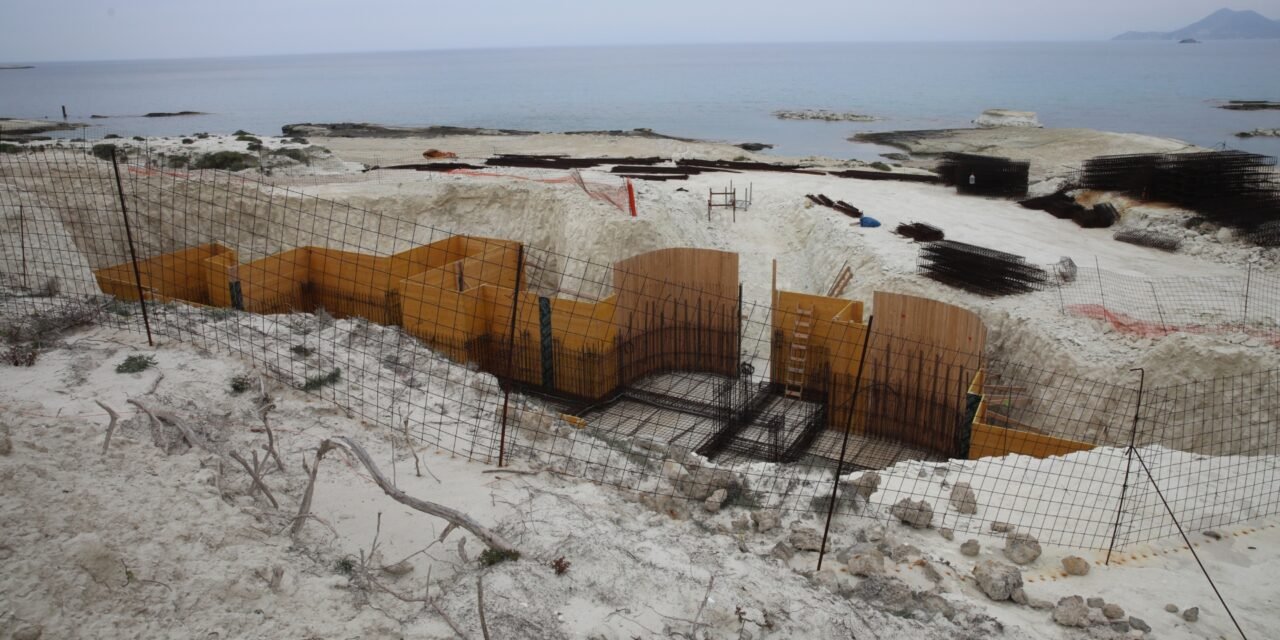 Η ανακοίνωση του ΥΠΕΝ για το ξενοδοχείο στη Μήλο