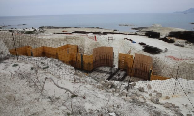 Η ανακοίνωση του ΥΠΕΝ για το ξενοδοχείο στη Μήλο