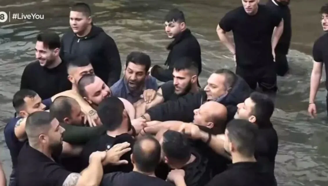 Απίστευτο περιστατικό στη Φλώρινα τα Θεοφάνια: Πιάστηκαν στα χέρια για το ποιος θα πιάσει τον Σταυρό – ”Μέχρι να πάτε πίσω δεν θα τον ρίξω” (Βίντεο)