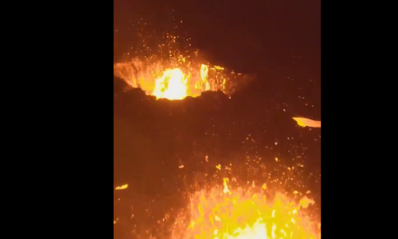 Εντυπωσιακές νυχτερινές εικόνες από τα ενεργά ηφαίστεια της Ισλανδίας (video)