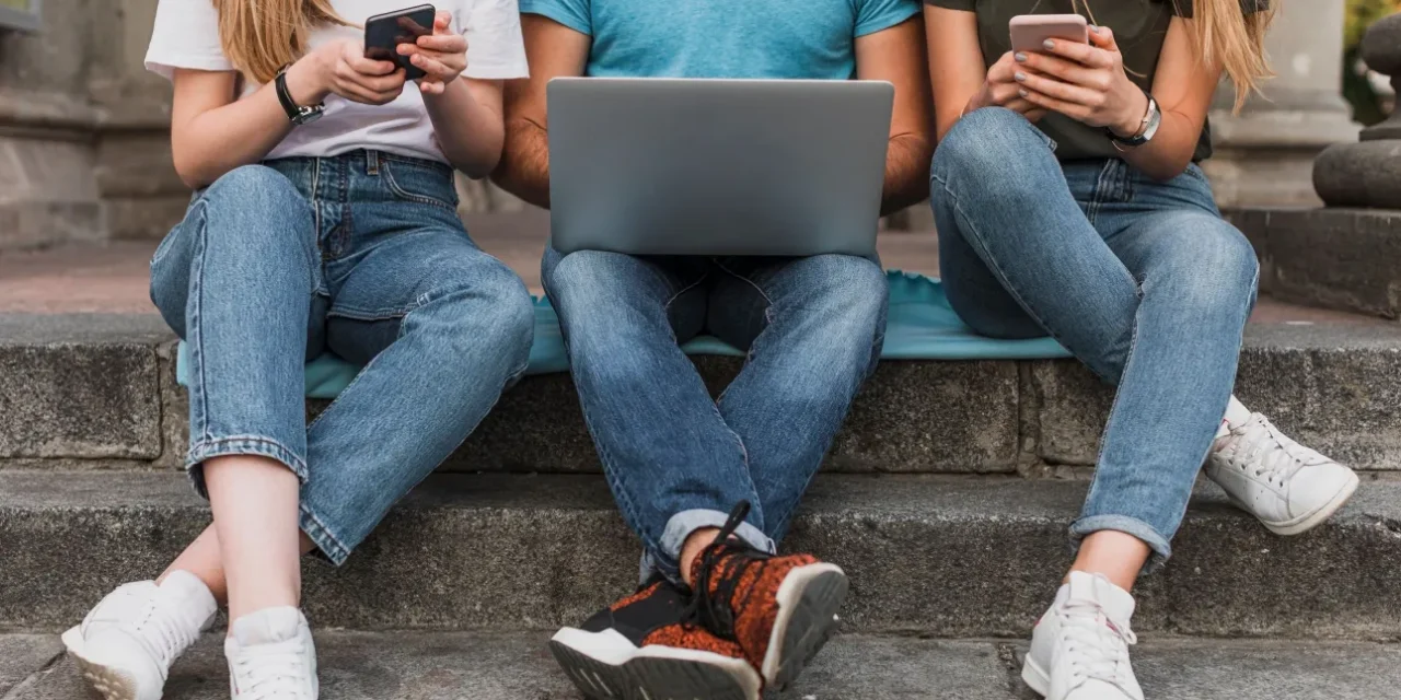 «Δεν θέλω ούτε να το σκέφτομαι»: Έφηβοι και γονείς μιλούν για την απαγόρευση στα Social Media