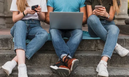 «Δεν θέλω ούτε να το σκέφτομαι»: Έφηβοι και γονείς μιλούν για την απαγόρευση στα Social Media