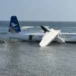 Απίστευτο: Επιβατικό αεροσκάφος κατέληξε στη θάλασσα μετά από αναγκαστική προσγείωση -Σώοι και οι 55 επιβαίνοντες [βίντεο]