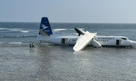 Απίστευτο: Επιβατικό αεροσκάφος κατέληξε στη θάλασσα μετά από αναγκαστική προσγείωση -Σώοι και οι 55 επιβαίνοντες [βίντεο]