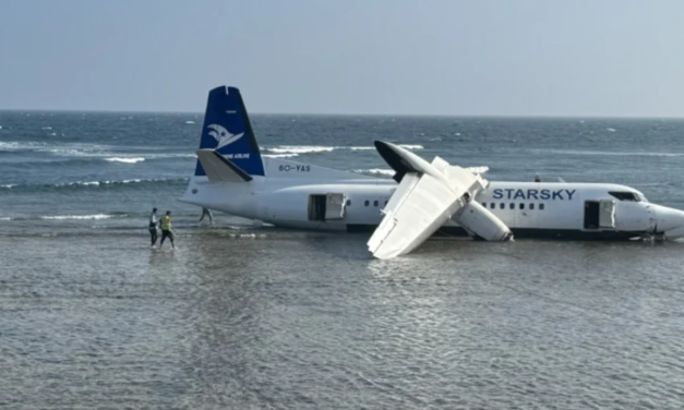 Απίστευτο: Επιβατικό αεροσκάφος κατέληξε στη θάλασσα μετά από αναγκαστική προσγείωση -Σώοι και οι 55 επιβαίνοντες [βίντεο]