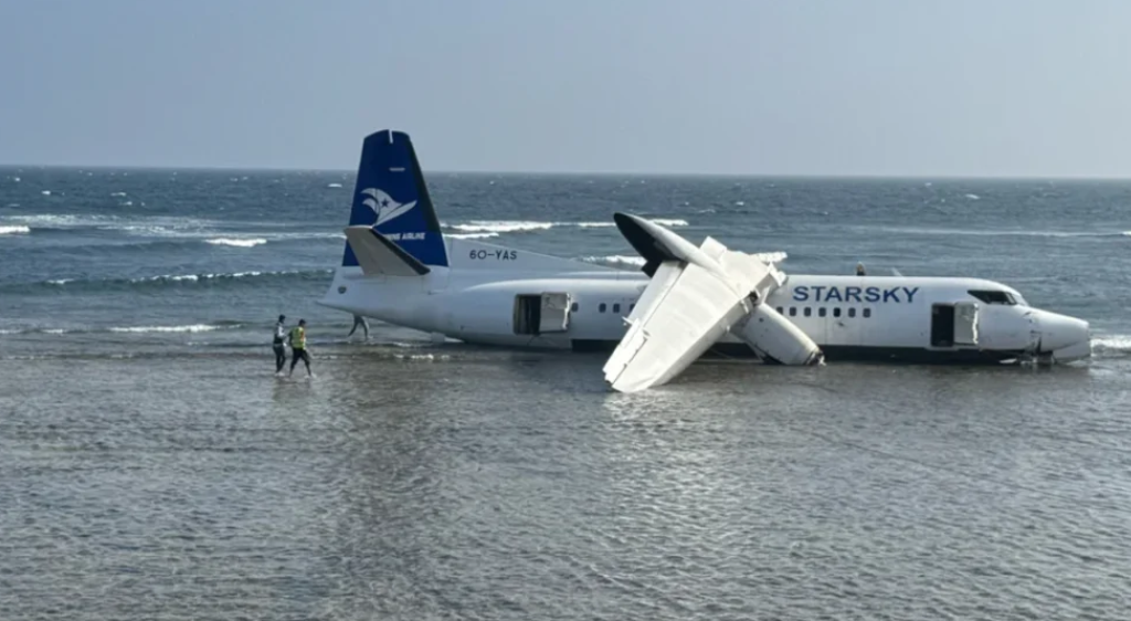 Απίστευτο: Επιβατικό αεροσκάφος κατέληξε στη θάλασσα μετά από αναγκαστική προσγείωση -Σώοι και οι 55 επιβαίνοντες [βίντεο]