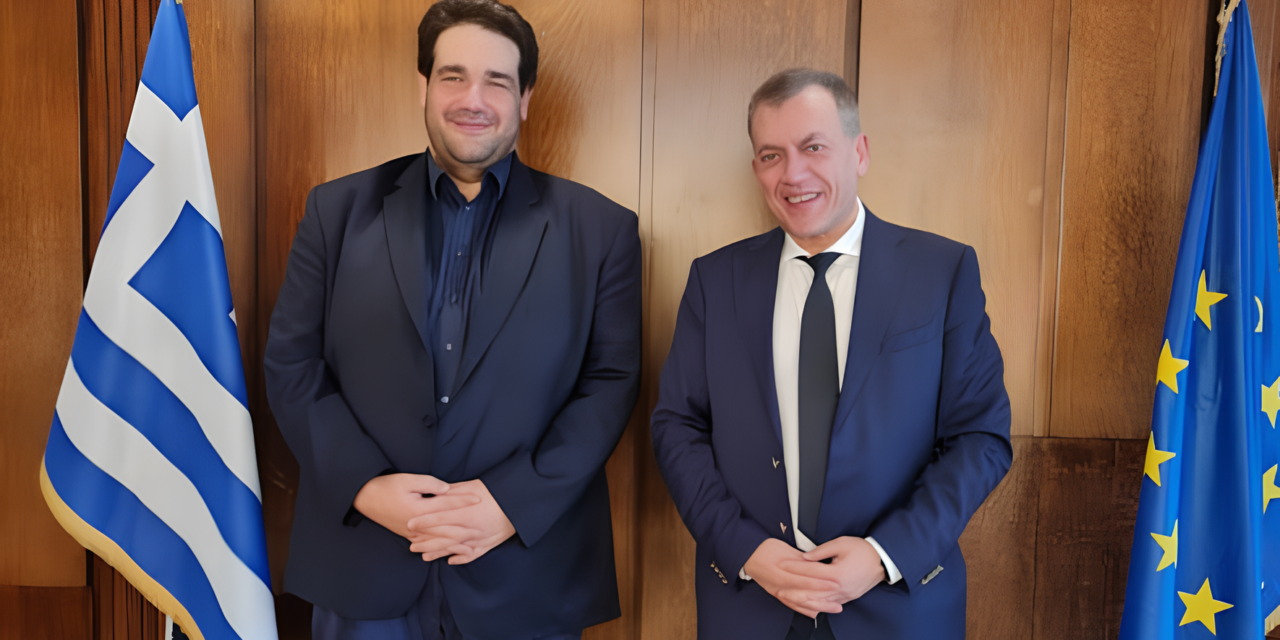 Στον Υπουργό Εσωτερικών, Θοδωρή Λιβάνιο, παρέδωσε το e-Kouros, ο Γιάννης Βρούτσης