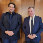 Στον Υπουργό Εσωτερικών, Θοδωρή Λιβάνιο, παρέδωσε το e-Kouros, ο Γιάννης Βρούτσης