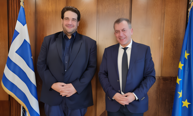 Στον Υπουργό Εσωτερικών, Θοδωρή Λιβάνιο, παρέδωσε το e-Kouros, ο Γιάννης Βρούτσης