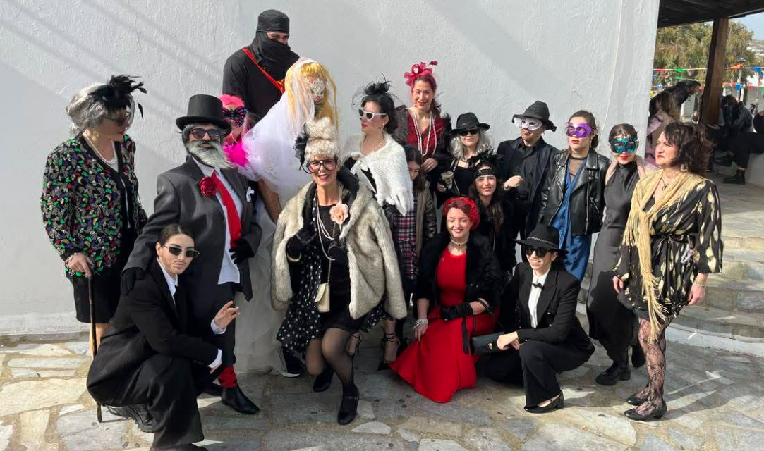Ζωντανεύει η Παράδοση στην Άνω Μερά – Το Καρναβάλι της Μυκόνου μέσα από τα Μάτια των «Ανεμόμυλων»