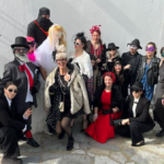 Ζωντανεύει η Παράδοση στην Άνω Μερά – Το Καρναβάλι της Μυκόνου μέσα από τα Μάτια των «Ανεμόμυλων»