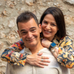 «CHECK IN για 2» του Μάκη Τσούφη – Έρχεται στη Μύκονο