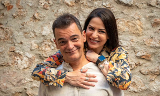 «CHECK IN για 2» του Μάκη Τσούφη – Έρχεται στη Μύκονο