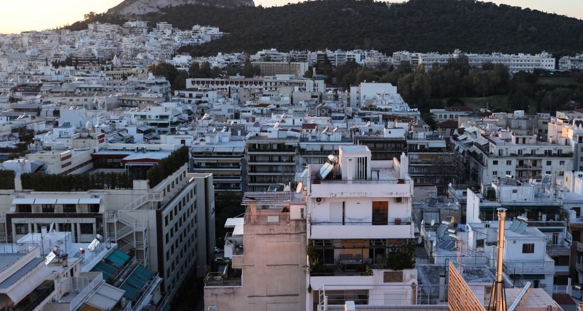 Χιλιάδες ακίνητα σε θεσμική εκκρεμότητα – Το ΣτΕ παγώνει νέα τακτοποίηση-σκούπα για τα μεγάλα αυθαίρετα