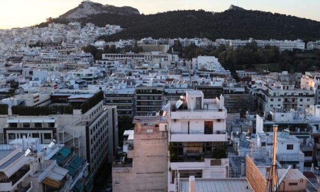 Χιλιάδες ακίνητα σε θεσμική εκκρεμότητα – Το ΣτΕ παγώνει νέα τακτοποίηση-σκούπα για τα μεγάλα αυθαίρετα