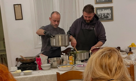 Η Μύκονος «μυρίζει» θάλασσα – Δύο κορυφαίοι σεφ στην κουζίνα της Λέσχης Γαστρονομίας