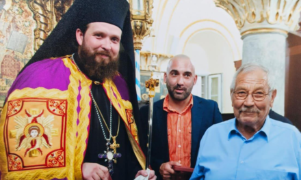 Αποχαιρετισμός του Ηγούμενου της Ιεράς Μονής Παναγίας Τουρλιανής, π. Αλέξιο στον Γεώργιο Μπουγιούρη (Βενιζέλο)