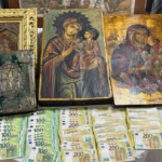 Συνελήφθη και υπάλληλος του Τσαγκαράκη για το Ευαγγέλιο του 18ου αιώνα – Γνήσια μόνο 7 από τα εκατοντάδες έργα της γκαλερί