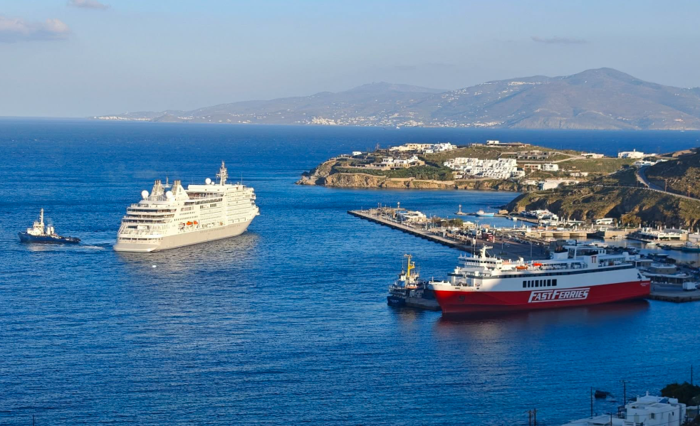 Η Μύκονος υποδέχεται το πρώτο κρουαζιερόπλοιο του 2026 – Πρεμιέρα με το υπερπολυτελές Silver Muse