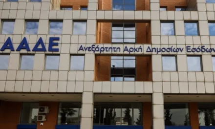 ΑΑΔΕ στέλνει πρόστιμα έως 10.000 ευρώ σε εργαζόμενους εστίασης για αδήλωτα φιλοδωρήματα