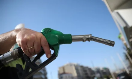Πρώτο «κύμα» αυξήσεων στα καύσιμα από τον πόλεμο στο Ιράν
